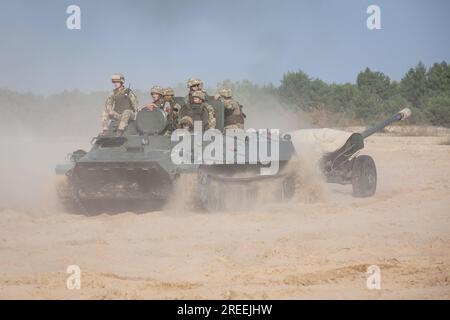 Divychky, Ukraine. 26 octobre 2021. Des militaires ukrainiens montent sur des véhicules blindés de transport de troupes au champ de tir de l'artillerie près du village de Divychky, dans la région de Kiev. (Photo James McGill/SOPA Images/Sipa USA) crédit : SIPA USA/Alamy Live News Banque D'Images