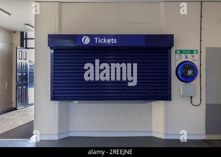 Kirkham et Wesham Railway Station, fermeture de la billetterie avec l'obturateur vers le bas et un défibrillateur externe automatisé sur le mur Banque D'Images