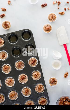 Une poêle à tarte de tartelettes de noix de pécan au caramel salé. Banque D'Images