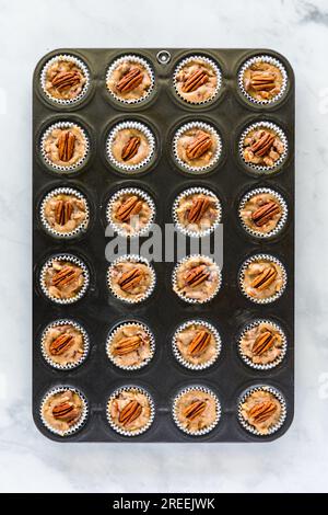 Une vue de dessus d'une casserole de tartes aux noix de pécan au caramel salé. Banque D'Images