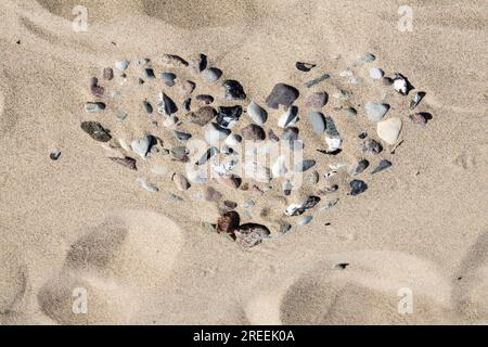 Forme de coeur à la plage faite de galets Banque D'Images