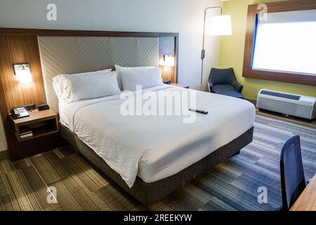 Athens Géorgie, Holiday Inn Express Athens University Area, hôtel IHG, intérieur intérieur intérieur, chambre lit king size Banque D'Images