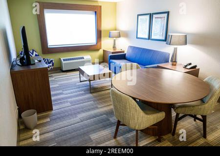 Athènes Géorgie, Holiday Inn Express Athens University Area, hôtel IHG, intérieur intérieur intérieur, salle de séjour canapé table Banque D'Images