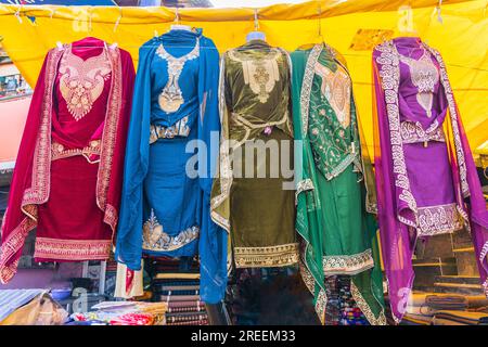 Berna Bugh, Kangan, Jammu-et-Cachemire, Inde. Vêtements pour femmes à vendre sur un marché dans un village de Jammu-et-Cachemire. Banque D'Images