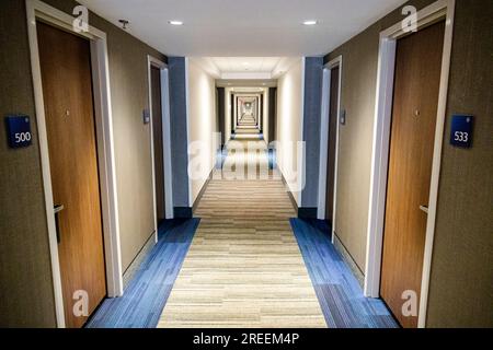 Athens Géorgie, Holiday Inn Express Athens University Area, hôtel IHG, intérieur intérieur, couloir, portes des chambres Banque D'Images