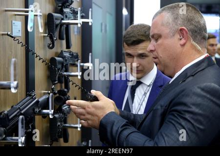 Saint-Pétersbourg, Russie. 27 juillet 2023. Un participant tient une arme au sommet Russie-Afrique sur le deuxième sommet économique et humanitaire forum 2023 à Saint-Pétersbourg. Crédit : SOPA Images Limited/Alamy Live News Banque D'Images