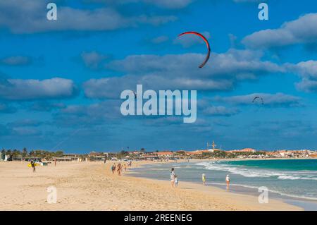 Planche à voile dans la mer. Santa Maria. SAL. Cabo Verde. Afrique Banque D'Images