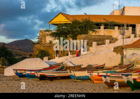 Bateaux Fisher et petite maison à Sandbeach. Tarrafal. Santiago. Cabo Verde. Afrique Banque D'Images