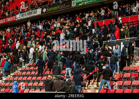 ENSCHEDE - émeutes dans les tribunes lors du match pour le 2e tour de qualification de l'UEFA Conference League entre le FC Twente et Hammarby IF au Stadion de Grolsch Veste le 27 juillet 2023 à Enschede, pays-Bas. AP Banque D'Images