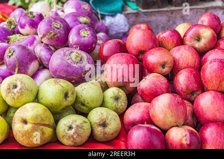 Berna Bugh, Kangan, Jammu-et-Cachemire, Inde. Navets violets, poires et pommes sur un marché dans un village de Jammu-et-Cachemire. Banque D'Images