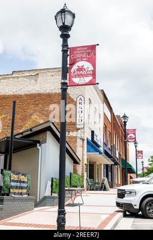 Cornelia Géorgie, petite ville, bâtiments rénovés, centre-ville historique, centre-ville, quartier des restaurants, bannière de lampadaire à l'ancienne Banque D'Images