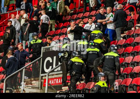 ENSCHEDE - émeutes dans les tribunes lors du match pour le 2e tour de qualification de l'UEFA Conference League entre le FC Twente et Hammarby IF au Stadion de Grolsch Veste le 27 juillet 2023 à Enschede, pays-Bas. AP Banque D'Images