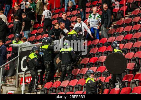 ENSCHEDE - émeutes dans les tribunes lors du match pour le 2e tour de qualification de l'UEFA Conference League entre le FC Twente et Hammarby IF au Stadion de Grolsch Veste le 27 juillet 2023 à Enschede, pays-Bas. AP Banque D'Images