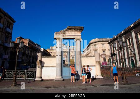 Amphithéâtre, romain, colonnes, entablature, touristes devant l'entrée, ciel bleu sans nuages, Catane, vieille ville, vieille ville baroque, Côte est Banque D'Images