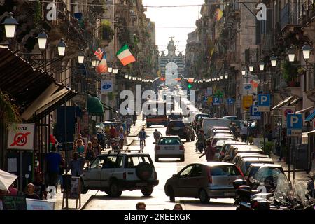 Rétroéclairage, voitures, rue commerçante, Catane, Vieille ville, Vieille ville baroque, côte est, Sicile, Italie Banque D'Images