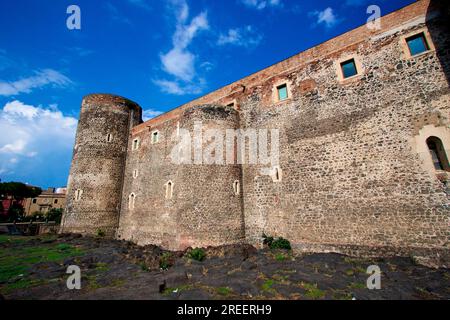 Super grand angle, Castello Ursino, vue latérale, complexe de château, lave refroidie, Catane, Vieille ville, Vieille ville baroque, cuisine orientale, Sicile, Italie Banque D'Images