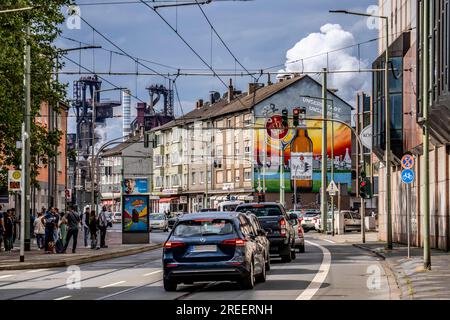 Friedrich-Ebert-Straße à Duisburg-Beeck, au niveau de König Brauerei, en regardant vers le nord vers l'aciérie ThyssenKrupp Steel, hauts fourneaux 8 + Banque D'Images