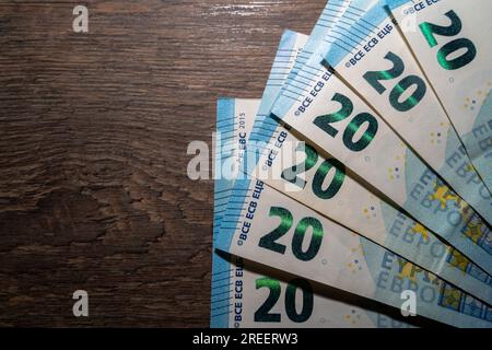 20 euros argent comptant sur fond en bois Banque D'Images