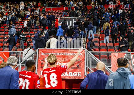 ENSCHEDE - émeutes dans les tribunes lors du match pour le 2e tour de qualification de l'UEFA Conference League entre le FC Twente et Hammarby IF au Stadion de Grolsch Veste le 27 juillet 2023 à Enschede, pays-Bas. AP Banque D'Images