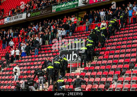 ENSCHEDE - émeutes dans les tribunes lors du match pour le 2e tour de qualification de l'UEFA Conference League entre le FC Twente et Hammarby IF au Stadion de Grolsch Veste le 27 juillet 2023 à Enschede, pays-Bas. AP Banque D'Images