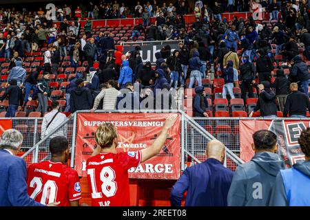 ENSCHEDE - émeutes dans les tribunes lors du match pour le 2e tour de qualification de l'UEFA Conference League entre le FC Twente et Hammarby IF au Stadion de Grolsch Veste le 27 juillet 2023 à Enschede, pays-Bas. AP Banque D'Images