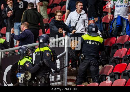 ENSCHEDE - émeutes dans les tribunes lors du match pour le 2e tour de qualification de l'UEFA Conference League entre le FC Twente et Hammarby IF au Stadion de Grolsch Veste le 27 juillet 2023 à Enschede, pays-Bas. AP Banque D'Images