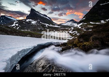 Vue sur la vallée d'Alnesdalen au lever du soleil, la montagne Stigbotthornet, le lac Alnesvatnet, le parc national de Reinheimen, More og Romsdal, Norvège Banque D'Images