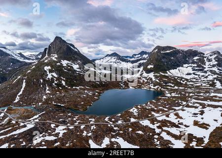 Lac Alnesvatnet avec paysage de montagne du parc national de Reinheimen, Norvège Banque D'Images