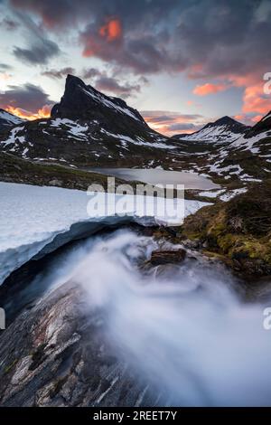 Vue sur la vallée d'Alnesdalen au lever du soleil, la montagne Stigbotthornet, le lac Alnesvatnet, le parc national de Reinheimen, More og Romsdal, Norvège Banque D'Images