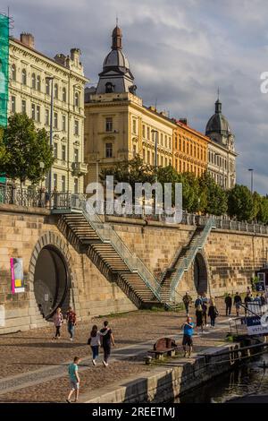 PRAGUE, RÉPUBLIQUE TCHÈQUE - 6 SEPTEMBRE 2020 : remblai Rasinovo avec donjons rénovés à Prague, République tchèque Banque D'Images