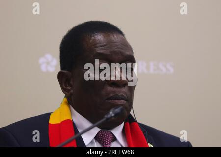 Saint-Pétersbourg, Russie. 27 juillet 2023. Emmerson Mnangagwa, Président de la République du Zimbabwe, participe à une session sur la stabilisation du marché des engrais pour éradiquer la faim dans les pays africains dans le cadre du deuxième sommet économique et humanitaire 2023 à Saint-Pétersbourg. Crédit : SOPA Images Limited/Alamy Live News Banque D'Images