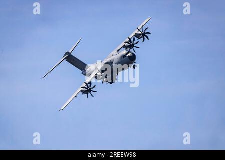 Airbus A400M Atlas, démonstration en vol lors de l'exposition aéronautique internationale, salon aéronautique ILA Berlin, Schoenefeld, Brandebourg, Allemagne Banque D'Images