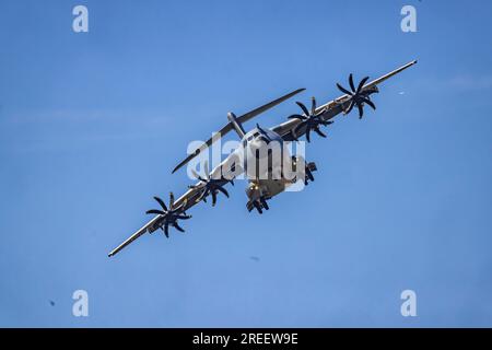 Airbus A400M Atlas, démonstration en vol lors de l'exposition aéronautique internationale, salon aéronautique ILA Berlin, Schoenefeld, Brandebourg, Allemagne Banque D'Images