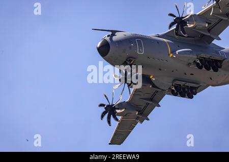 Airbus A400M Atlas, démonstration en vol lors de l'exposition aéronautique internationale, salon aéronautique ILA Berlin, Schoenefeld, Brandebourg, Allemagne Banque D'Images