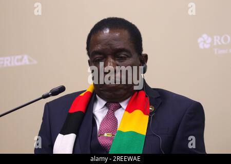 Saint-Pétersbourg, Russie. 27 juillet 2023. Emmerson Mnangagwa, Président de la République du Zimbabwe, participe à une session sur la stabilisation du marché des engrais pour éradiquer la faim dans les pays africains dans le cadre du deuxième sommet économique et humanitaire 2023 à Saint-Pétersbourg. Crédit : SOPA Images Limited/Alamy Live News Banque D'Images