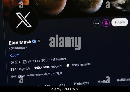Image symbolique des médias sociaux, gros plan d'un écran sombre avec le logo X dans le compte d'Elon Musk sur le site du service de messages courts Twitter, Allemagne Banque D'Images
