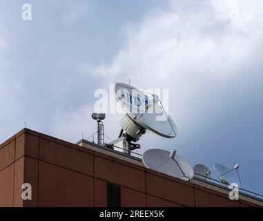 Antenne parabolique sur le toit du bureau de la capitale ARD, Berlin, Allemagne Banque D'Images