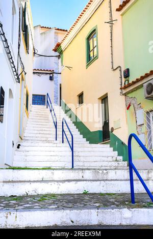 Rues étroites de Cobblestone et façades portugaises typiques dans la ville de Ferragudo, Portugal Banque D'Images