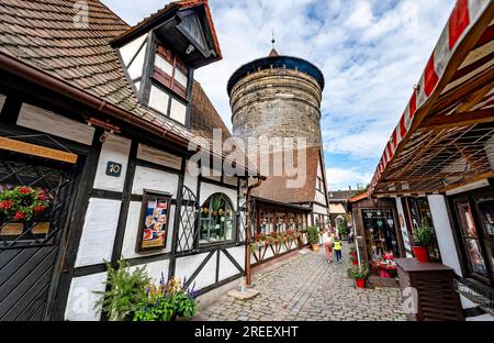 Ruelle avec des petits magasins dans le Handwerkerhof, derrière Frauentorturm, Nuremberg, moyenne Franconie, Bavière, Allemagne Banque D'Images