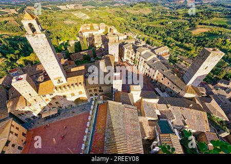 Vue de la tour, Torre del Palazzo del Popolo sur la Piazza del Duomo avec le Pallazzo del Podesto, à gauche, et la Piazza della Cisterna, à droite Banque D'Images