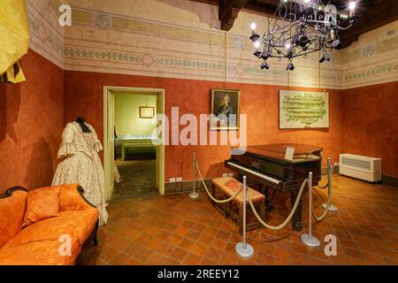 Salle d'exposition avec piano à queue original du compositeur Giacomo Puccini, Steinway & Sons, lieu de naissance, Casa natale di Giacomo Puccini, Lucca Banque D'Images