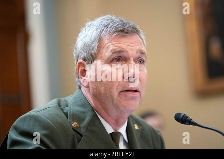 Washington, États-Unis. 27 juillet 2023. Michael Reynolds, directeur du Service des parcs nationaux pour la région d'Intermountain, prend la parole lors d'une audience du Comité des ressources naturelles de la Chambre sur l'accès et les expériences des visiteurs aux parcs nationaux aux États-Unis Capitole à Washington, DC le jeudi 27 juillet 2023. Reynolds a servi comme directeur par intérim du Service des parcs nationaux sous l'administration Trump. Photo Bonnie Cash/UPI crédit : UPI/Alamy Live News Banque D'Images