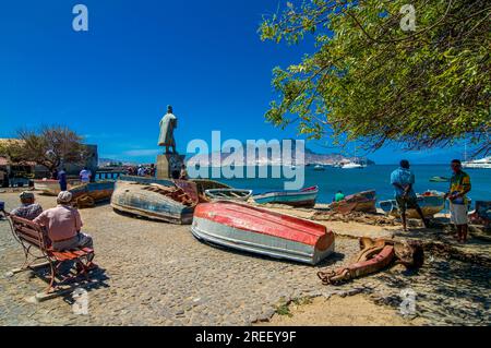 Bateaux de rangée à la côte. San Vincente. Mindelo. Cabo Verde. Afrique Banque D'Images