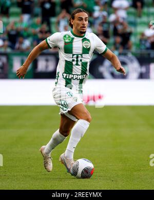 Budapest, Hongrie. 27 juillet 2023. Cebrails Makreckis de Ferencvarosi TC court avec le ballon lors du match de qualification du deuxième tour de la Ligue de conférence de l'UEFA Europa entre Ferencvarosi TC et Shamrock Rovers au Groupama Arena le 27 juillet 2023 à Budapest, Hongrie. Crédit : Laszlo Szirtesi/Alamy Live News Banque D'Images