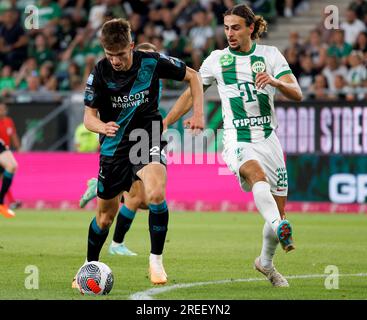 Budapest, Hongrie. 27 juillet 2023. Cebrails Makreckis de Ferencvarosi TC défie Johnny Kenny de Shamrock Rovers lors du match de qualification du deuxième tour de l'UEFA Europa Conference League entre Ferencvarosi TC et Shamrock Rovers au Groupama Arena le 27 juillet 2023 à Budapest, Hongrie. Crédit : Laszlo Szirtesi/Alamy Live News Banque D'Images