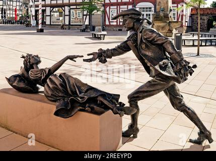 Sculpture de la Belle au bois dormant de Karin Bohrmann-Roth dans la vieille ville, conte de fées basé sur les frères Grimm, Hofgeismar, Hesse, Allemagne Banque D'Images