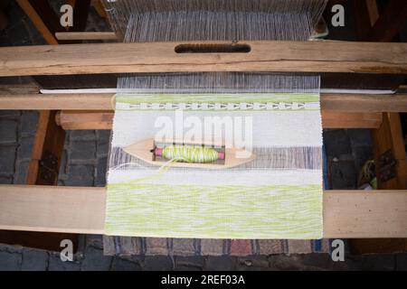 Traitement du coton sur métier à tisser en bois traditionnel Banque D'Images