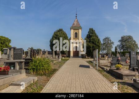 TABOR, RÉPUBLIQUE TCHÈQUE - 14 SEPTEMBRE 2020 : cimetière dans la banlieue de Cekanice de la ville de Tabor, République tchèque Banque D'Images