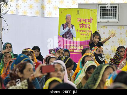 Jaipur, Inde. 27 juillet 2023. Bénéficiaires du régime Indira Gandhi Gas Cylinder Subsidy Scheme lors de la réunion de communication avec les bénéficiaires, au cours de laquelle Ashok Gehlot, ministre en chef du Rajasthan, a distribué RS 155,92 crore aux comptes de 36,76 bénéficiaires lakh à sa résidence de Jaipur. (Photo Sumit Saraswat/Pacific Press) crédit : Pacific Press Media production Corp./Alamy Live News Banque D'Images