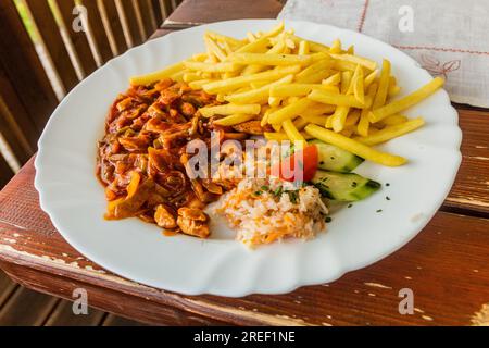 Repas tchèque - katuv sleh (fouettage du bourreau) ragoût de viande épicé avec frites Banque D'Images